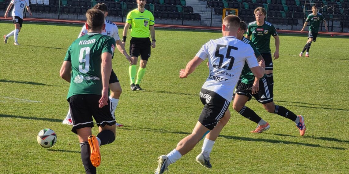 18.04.2026. Mecz 27. kolejki piłkarskiej Betclic 3. Ligi: Star Starachowice - Wiślanie Skawina / Fot. Maciej Makuła - Radio Kielce