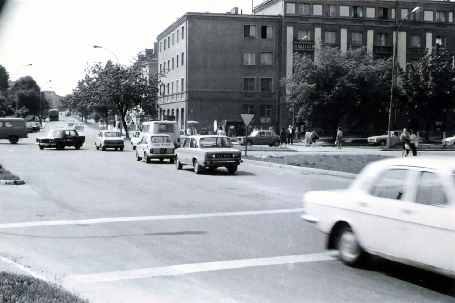 Kielce. Ulica Zagórska. Lata 1980-1989. Skrzyżowanie ulic Zagórskiej i Źródłowej / źródło: facebook.com/KielceNaPrzestrzeniLat
