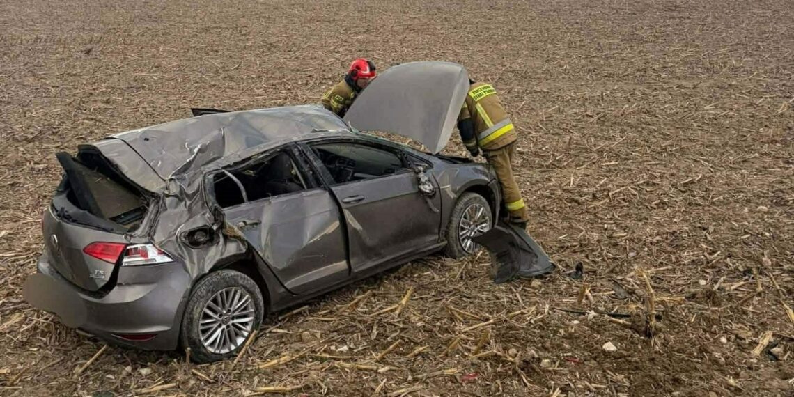 Dachowało osobowe auto. Nieprzytomny kierowca trafił do szpitala
