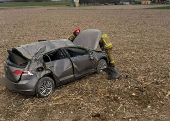 Dachowało osobowe auto. Nieprzytomny kierowca trafił do szpitala