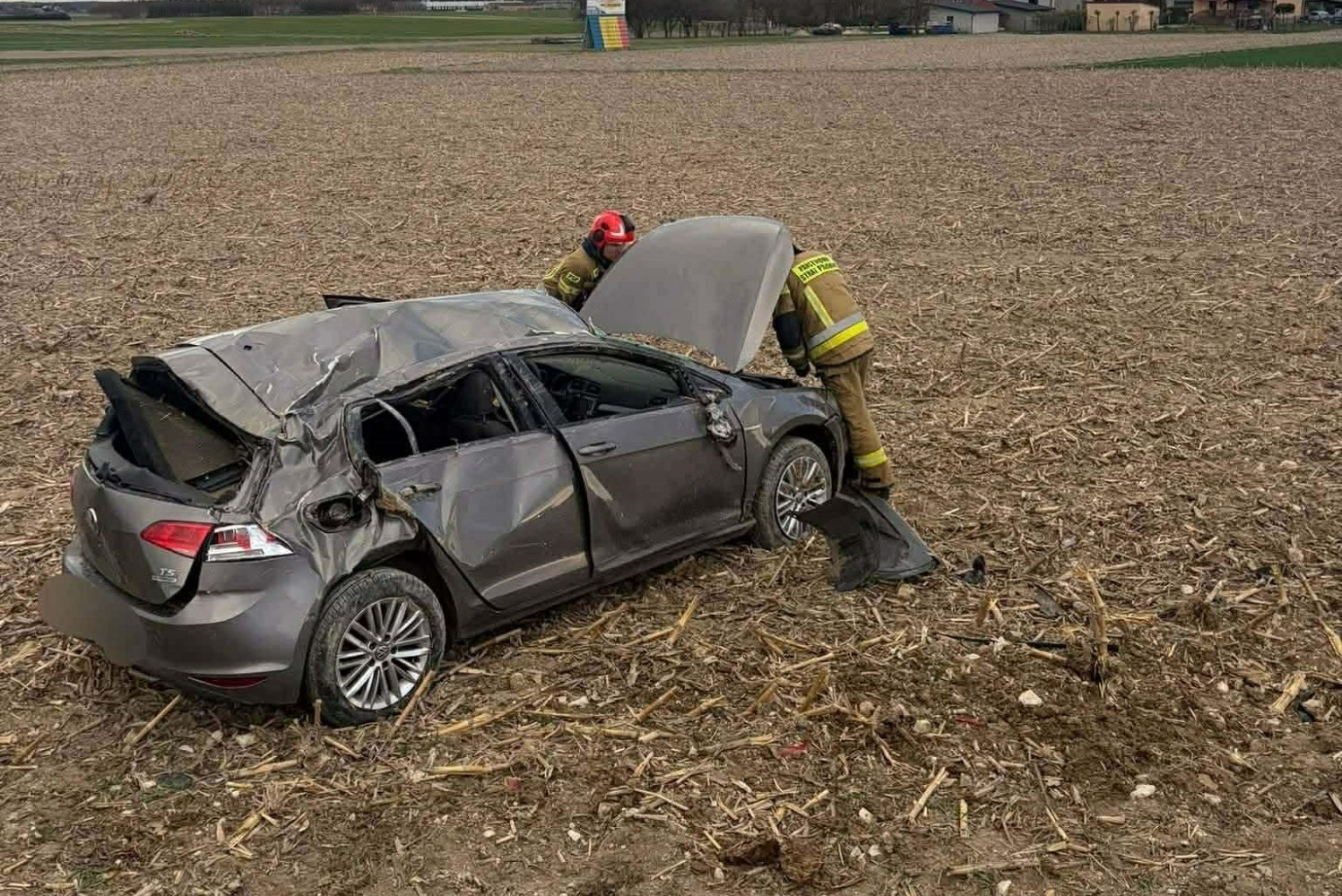 Dachowało osobowe auto. Nieprzytomny kierowca trafił do szpitala