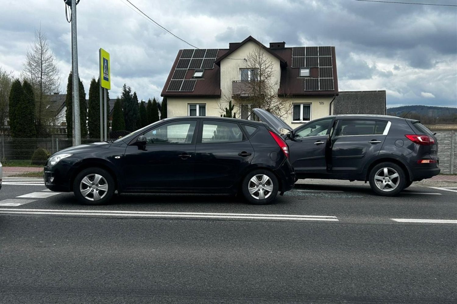 Potrącona kobieta na przejściu dla pieszych - Radio Kielce 09.04.2026. Radlin. Wypadek / Fot. policja