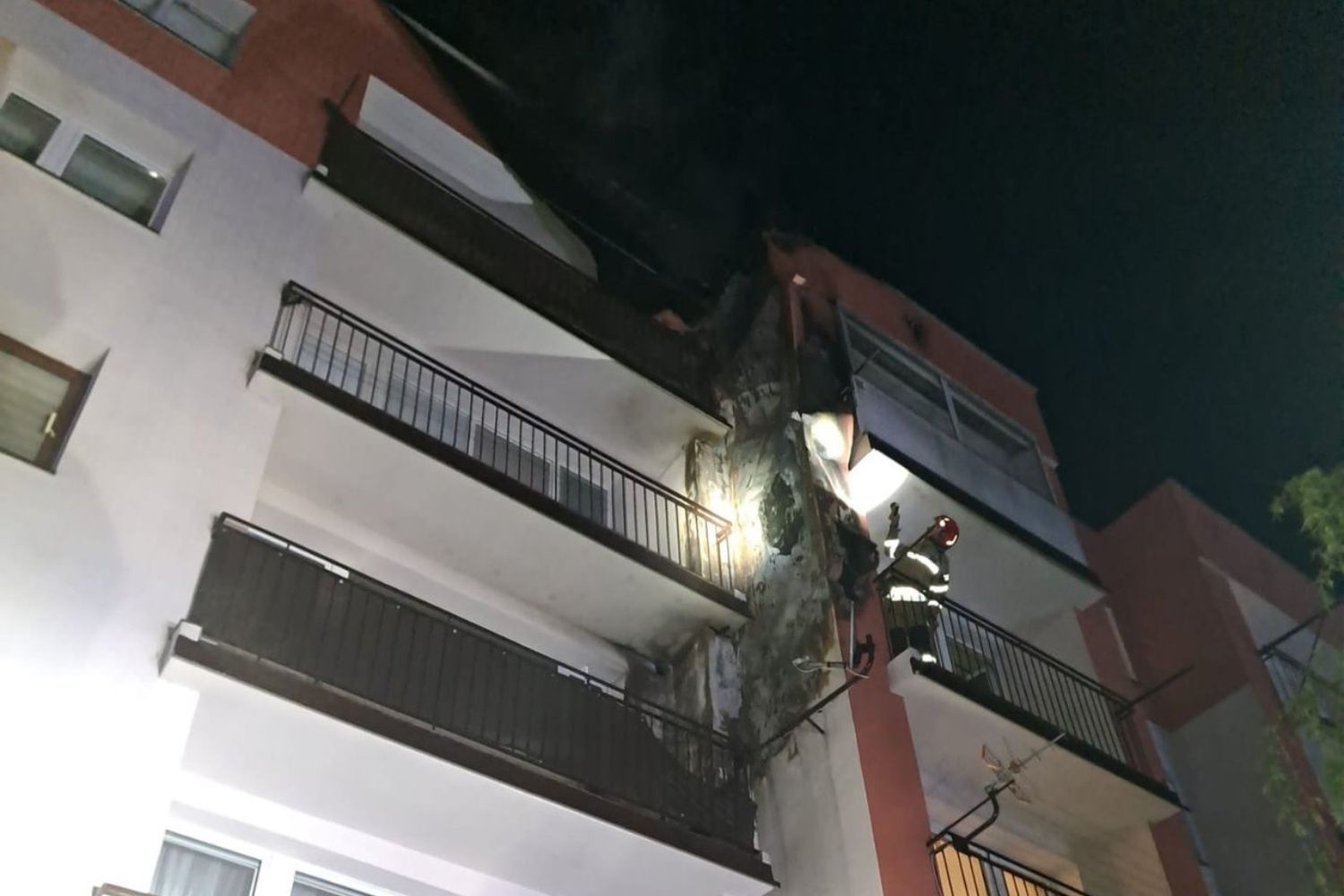 Pożar na kieleckim Barwinku. Dwaj policjanci w szpitalu