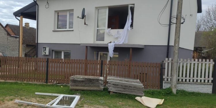 Wybuch gazu w domu jednorodzinnym. Ranna kobieta