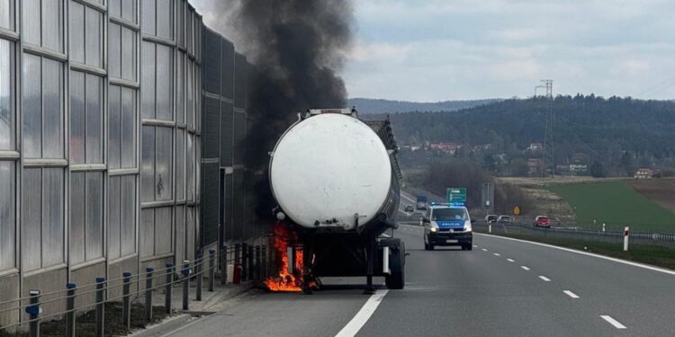 10.04.2026. Pożar ciężarówki na trasie S7 między węzłami Kielce Południe i Tokarnia / Fot. policja