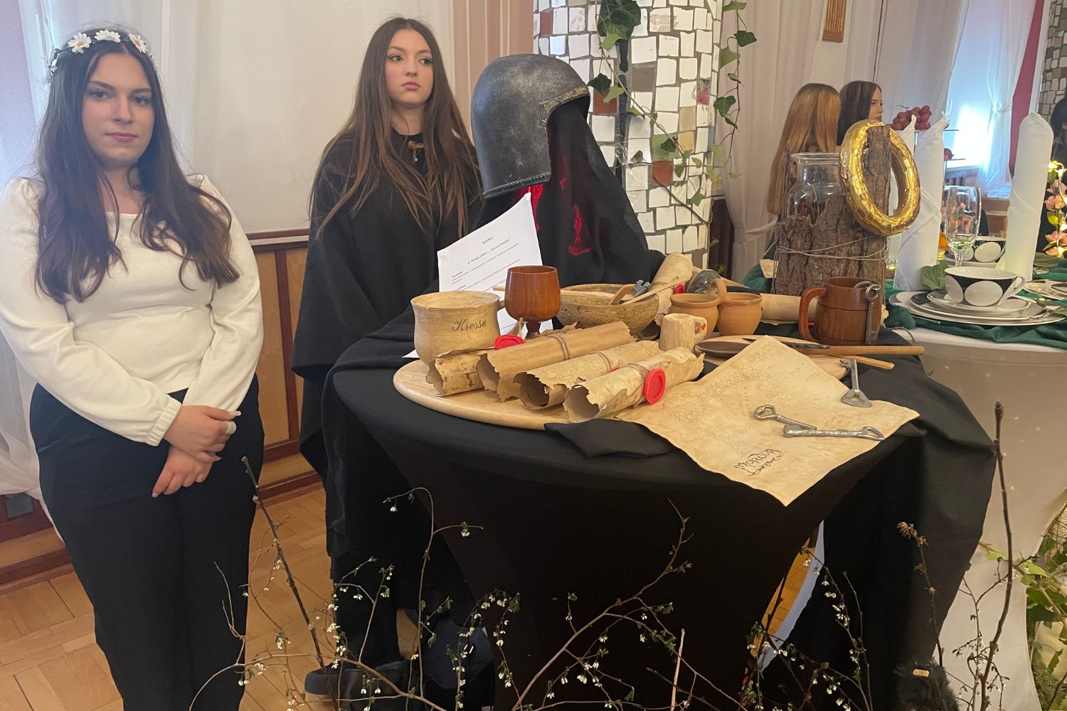 14.04.2026. Sandomierz. Zespół Szkół Gastronomicznych i Hotelarskich w Sandomierzu. Wystawa aranżacji stołów inspirowanych literaturą światową / Fot. Grażyna Szlęzak-Wójcik - Radio Kielce