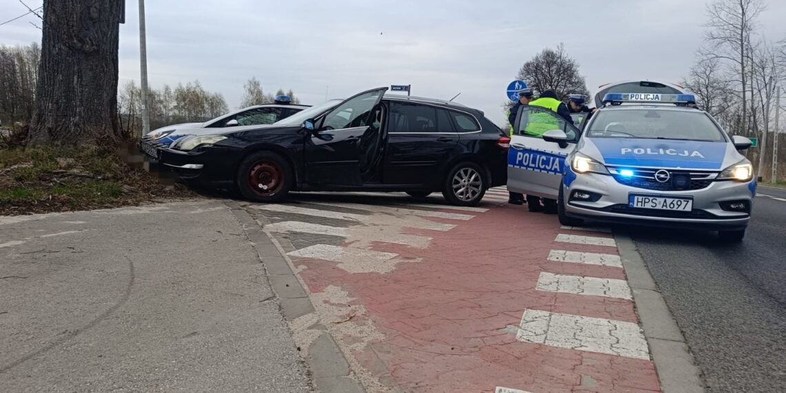 15.04.2026. Sichów Mały, w gminie Rytwiany. Kierowca uciekający przed policją uderzył w drzewo/ Fot. policja