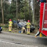 Dachowanie radiowozu. Policjanci chcieli uniknąć zderzenia z sarną