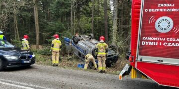 26.04.2026. Zagnańsk. Dachowanie radiowozu / Źródło: policja