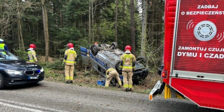 26.04.2026. Zagnańsk. Dachowanie radiowozu / Źródło: policja