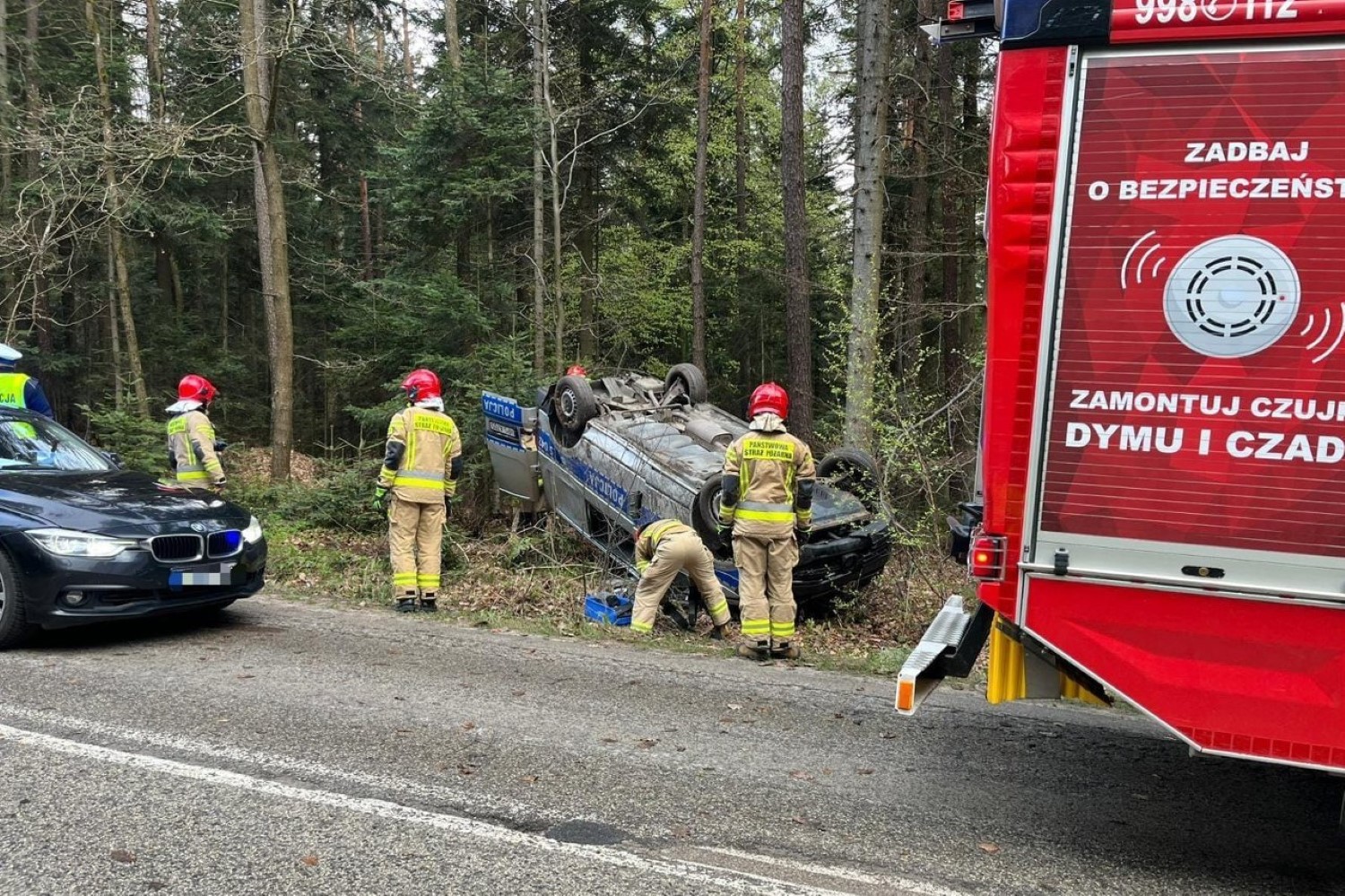 Dachowanie radiowozu. Policjanci chcieli uniknąć zderzenia z sarną