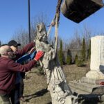 Skalbmierz. Kamienna figura świętego Stanisława / Źródło: Miasto i Gmina Skalbmierz - Facebook