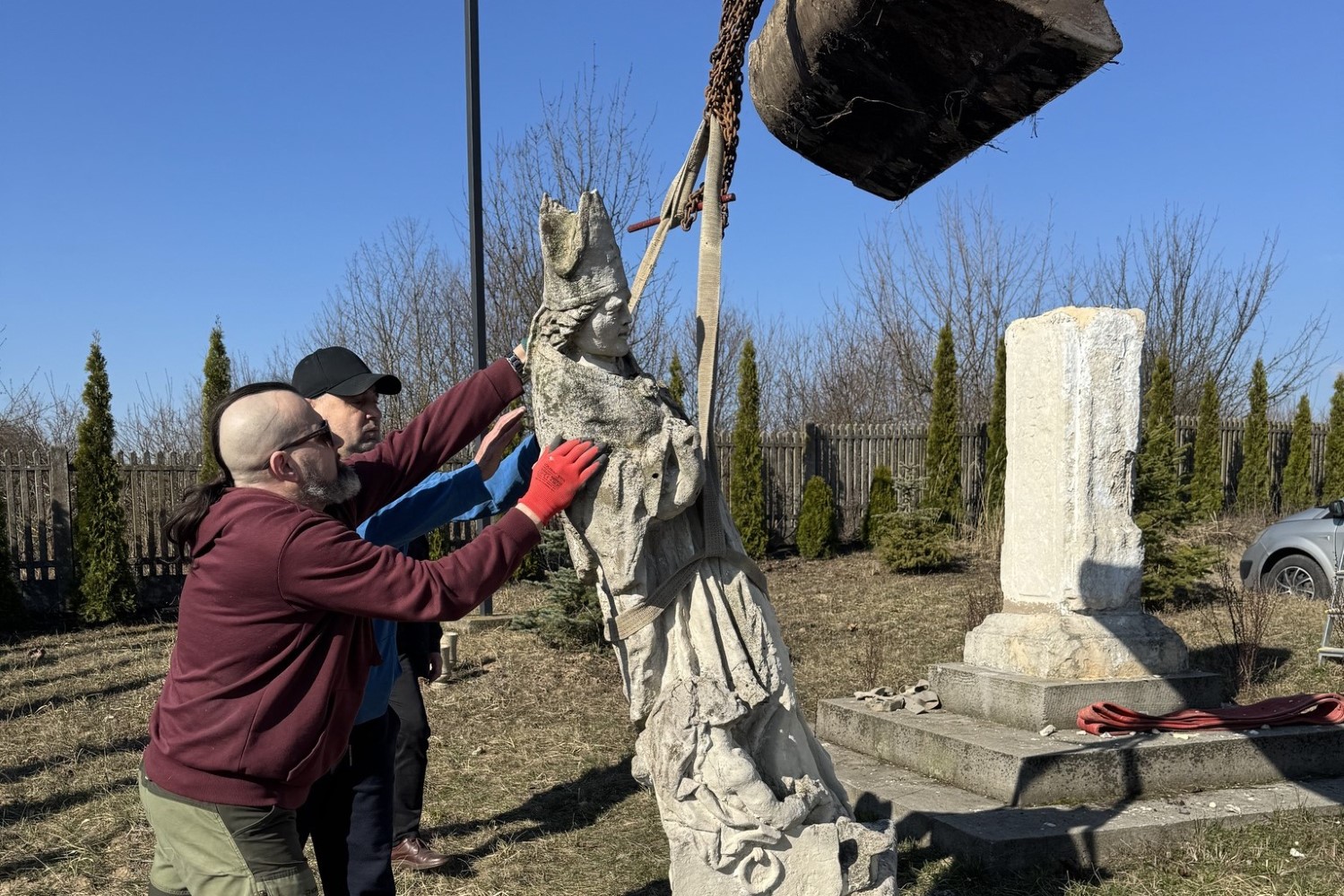 Skalbmierz. Kamienna figura świętego Stanisława / Źródło: Miasto i Gmina Skalbmierz - Facebook