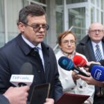 09.04.2026. Warszawa. Sędziowie Trybunału Konstytucyjnego po konferencji prasowej przed Kancelarią Prezydenta RP / Fot. PAP/Rafał Guz