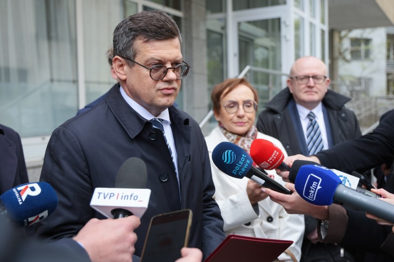 09.04.2026. Warszawa. Sędziowie Trybunału Konstytucyjnego po konferencji prasowej przed Kancelarią Prezydenta RP / Fot. PAP/Rafał Guz