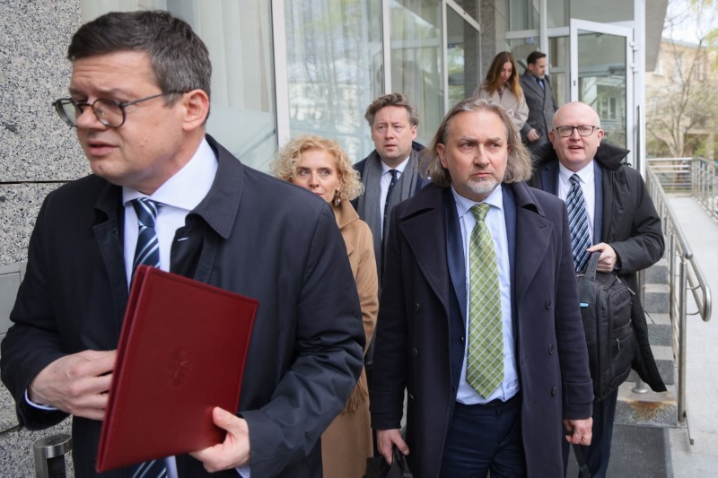 09.04.2026. Warszawa. Sędziowie Trybunału Konstytucyjnego po konferencji prasowej przed Kancelarią Prezydenta RP / Fot. PAP/Rafał Guz