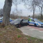 15.04.2026. Sichów Mały, w gminie Rytwiany. Kierowca uciekający przed policją uderzył w drzewo/ Fot. policja