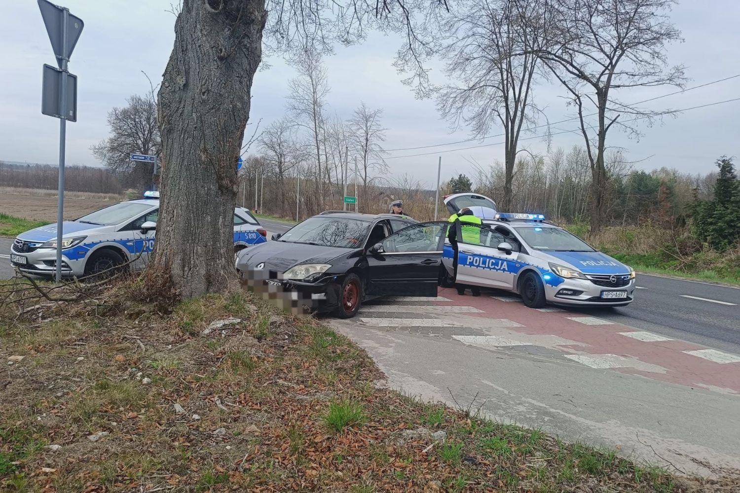 15.04.2026. Sichów Mały, w gminie Rytwiany. Kierowca uciekający przed policją uderzył w drzewo/ Fot. policja