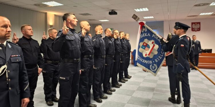 Kolejni funkcjonariusze zasilili świętokrzyską policję - Radio Kielce 15.04.2026. Kielce. Komenda Wojewódzka Policji w Kielcach. Uroczyste ślubowanie nowych policjantów / Fot. Oliwia Woźniak – Radio Kielce