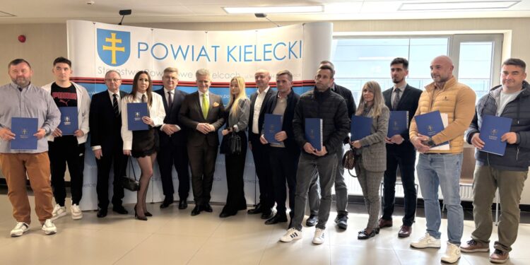 27.04.2026. Kielce. Przekazanie pieniędzy dla niepełnosprawnych / Fot. Marcin Marszałek - Radio Kielce