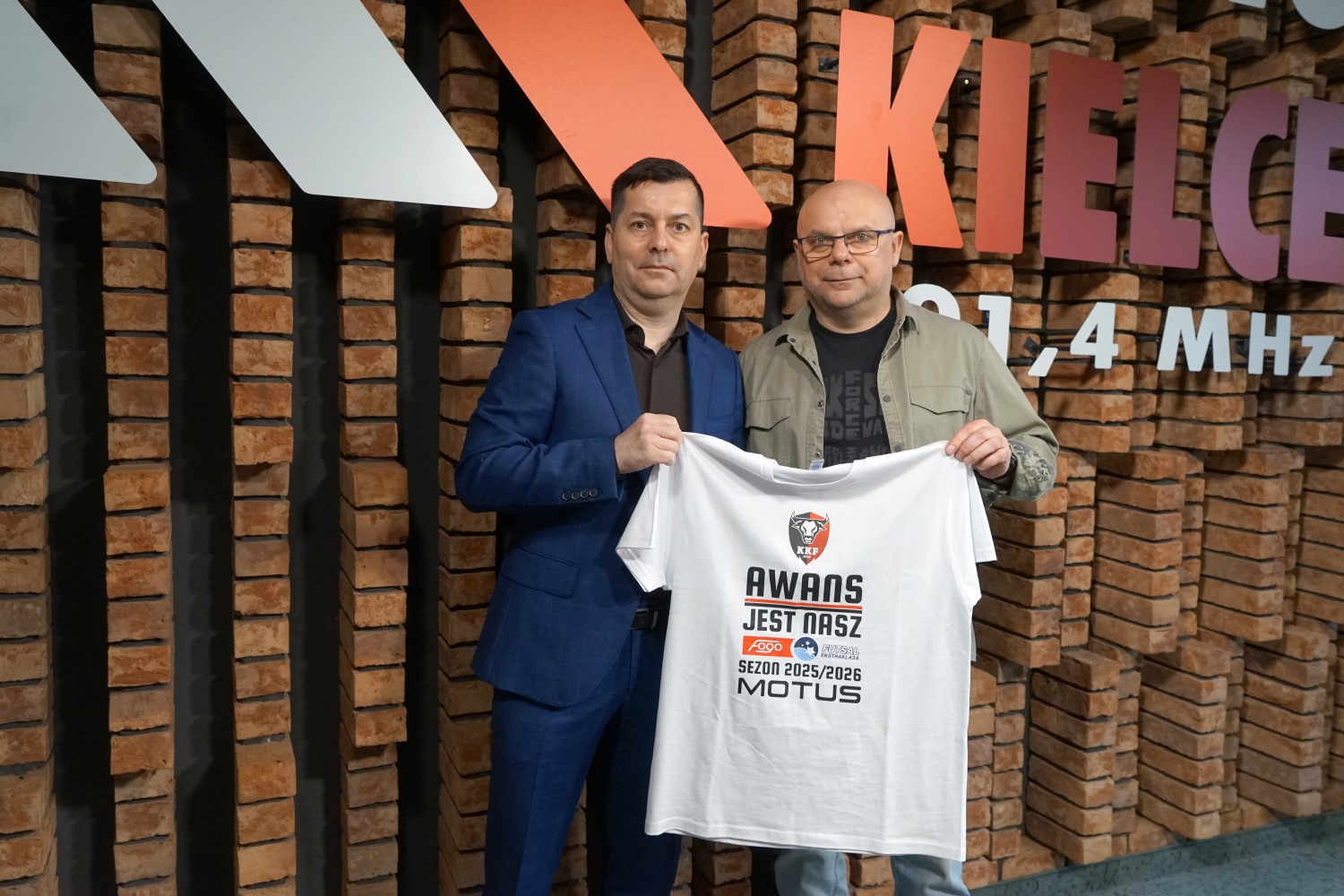 20.04.2026. Kielce. Radio Kielce. Rozmowa Dnia. Na zdjęciu (od lewej): Adrian Koper - prezes KKF Motus Kazimierza Wielka, Rafał Szymczyk - Radio Kielce / Fot. Sebastian Kalwat - Radio Kielce