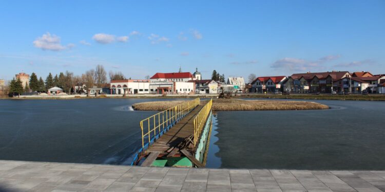 Będzie most, ścieżka i nowe nasadzenia w Kazimierzy Wielkiej - Radio Kielce 05.04.2026. Zalew w Kazimierzy Wielkiej / Fot. Marta Gajda-Kruk - Radio Kielce