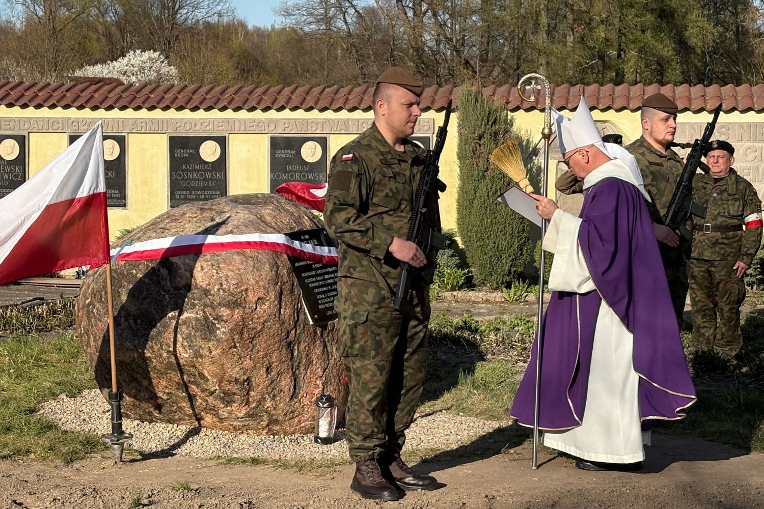 Wąchock. Poświęcenie tablicy upamiętniającej księdza majora Józefa Króla / Fot. Anna Głąb - Radio Kielce