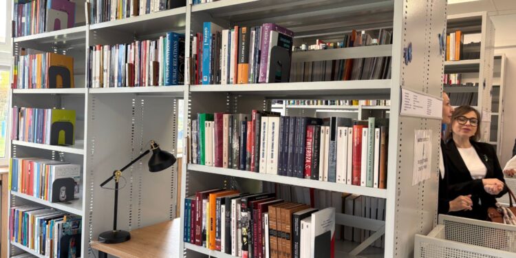 Wakacje nie sprzyjają czytaniu książek? - Radio Kielce Ostrowiec Świętokrzyski. Odnowiona biblioteka Akademii Nauk Stosowanych / Fot. Anna Głąb - Radio Kielce