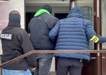 Blisko 900 zarzutów przedstawiono 14 osobom podejrzanym o internetowe oszustwa i szantaż nagraniami o charakterze intymnym. Grupa miała wyłudzić w ten sposób co najmniej 1,35 mln zł / źródło: cbzc.policja.gov.pl