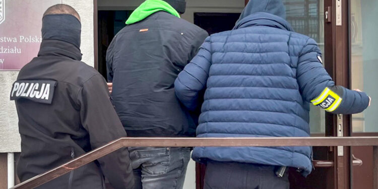 Blisko 900 zarzutów przedstawiono 14 osobom podejrzanym o internetowe oszustwa i szantaż nagraniami o charakterze intymnym. Grupa miała wyłudzić w ten sposób co najmniej 1,35 mln zł / źródło: cbzc.policja.gov.pl