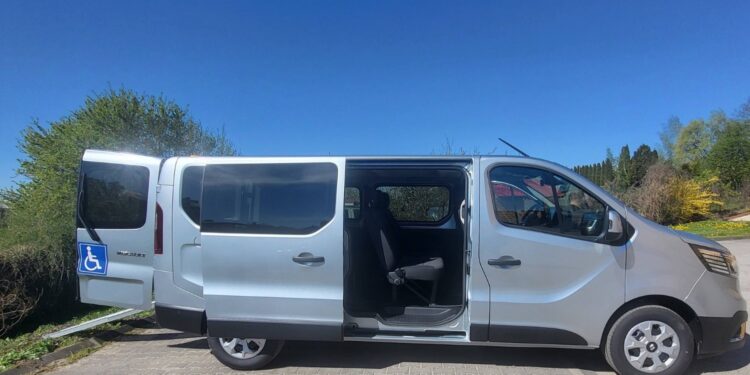 Specjalistyczny samochód, który będzie wykorzystywany przez powstające Centrum Usług Społecznych / Źródło: Adam Bodzioch