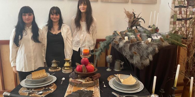 14.04.2026. Sandomierz. Zespół Szkół Gastronomicznych i Hotelarskich w Sandomierzu. Wystawa aranżacji stołów inspirowanych literaturą światową / Fot. Grażyna Szlęzak-Wójcik - Radio Kielce