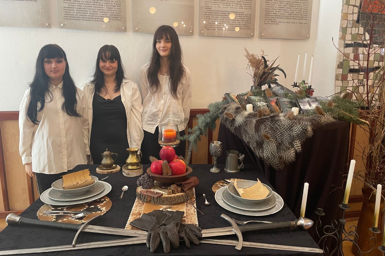 Uczniowie prezentują aranżacje stołów inspirowane literaturą