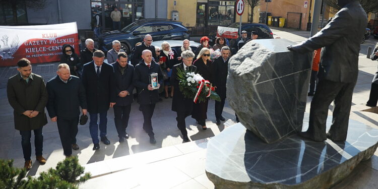 Kielczanie oddali hołd ofiarom katastrofy smoleńskiej - Radio Kielce 10.04.2026. Kielce. Obchody 16. rocznicy katastrofy smoleńskiej / Fot. Wiktor Taszłow - Radio Kielce