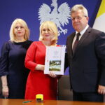 10.04.2026. Kielce. Podpisanie umów w ramach rządowego programu „Aktywne Place Zabaw” / Fot. Wiktor Taszłow - Radio Kielce