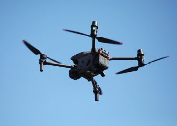 Funkcjonariusze na lotnisku w Masłowie szkolili się z obsługi dronów