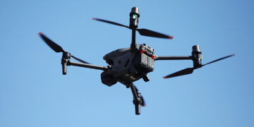 Funkcjonariusze na lotnisku w Masłowie szkolili się z obsługi dronów