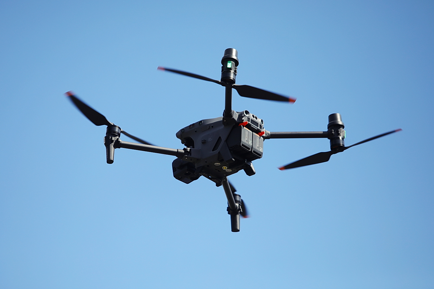 Funkcjonariusze na lotnisku w Masłowie szkolili się z obsługi dronów