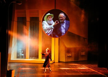 14.04.2026. Kielce. Teatr im. Stefana Żeromskiego w Kielcach. Spektakl „Profesor” inspirowany książką Grzegorza Walczaka „Profesor. Jak genialny chemik z Kielc stał się bossem narkobiznesu” / Fot. Wiktor Taszłow – Radio Kielce