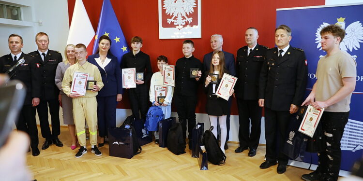 Udzielają pierwszej pomocy, ratują z pożarów