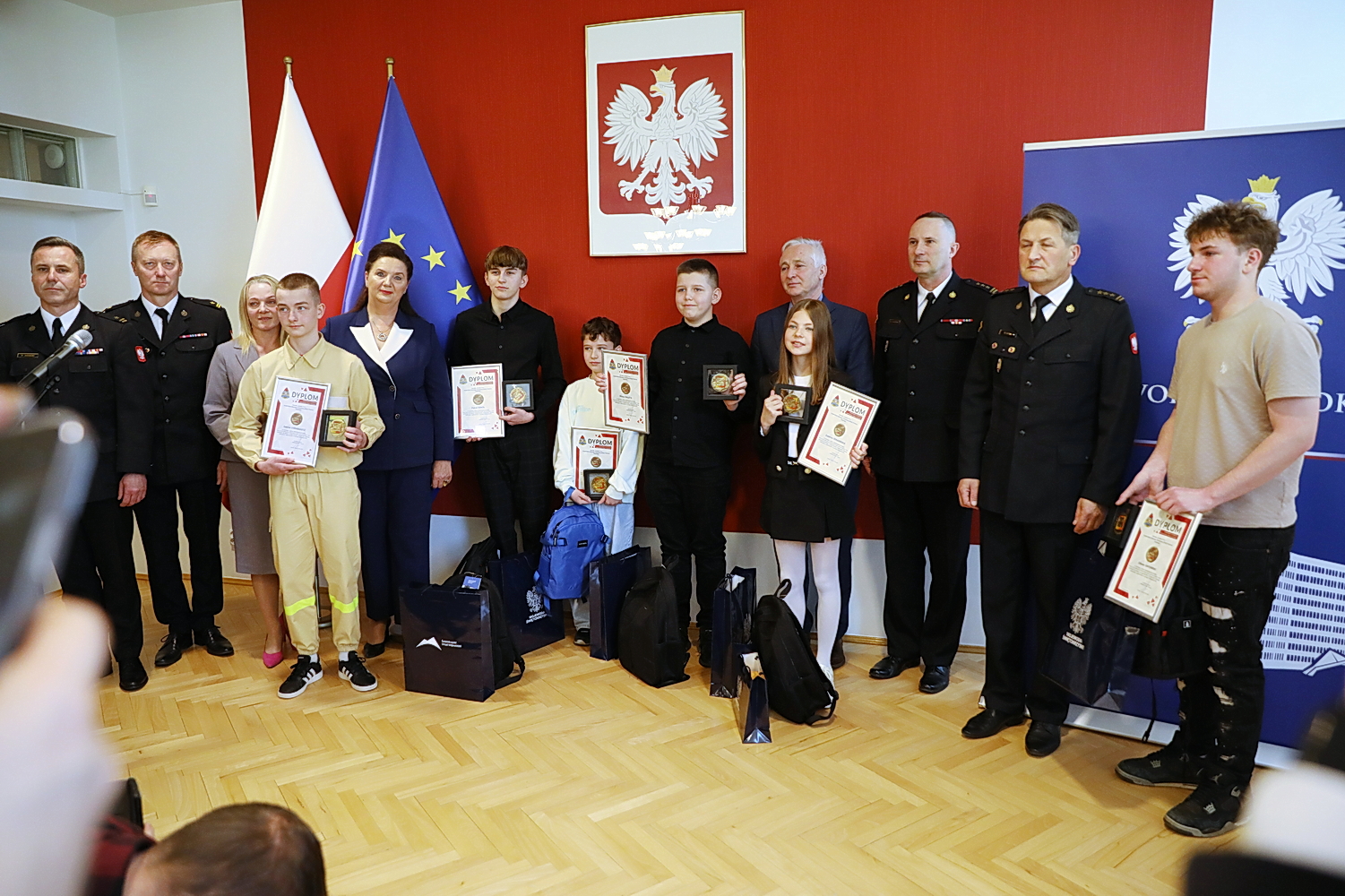 Udzielają pierwszej pomocy, ratują z pożarów