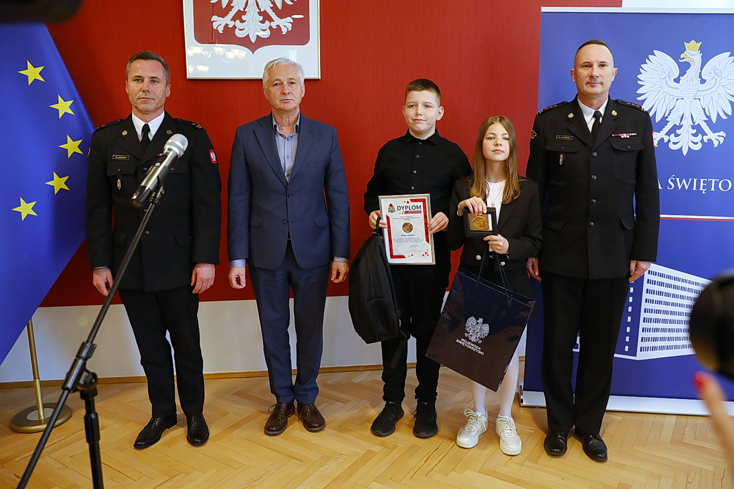 16.04.2026. Kielce. Świętokrzyski Urząd Wojewódzki. Młodzi bohaterowie zostali uhonorowani odznakami „Iuvenis Forti" / Fot. Wiktor Taszłow - Radio Kielce