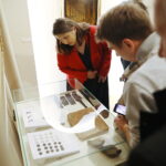 21.04.2026. Oblęgorek. Wernisaż wystawy "Roma Aeterna – antyczne fascynacje Henryka Sienkiewicza". / Fot. Wiktor Taszłow - Radio Kielce