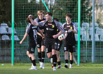 17.04.2026. Kielce. Mecz Betclic 3. Ligi: Korona Kielce II - Naprzód Jędrzejów / Fot. Wiktor Taszłow - Radio Kielce