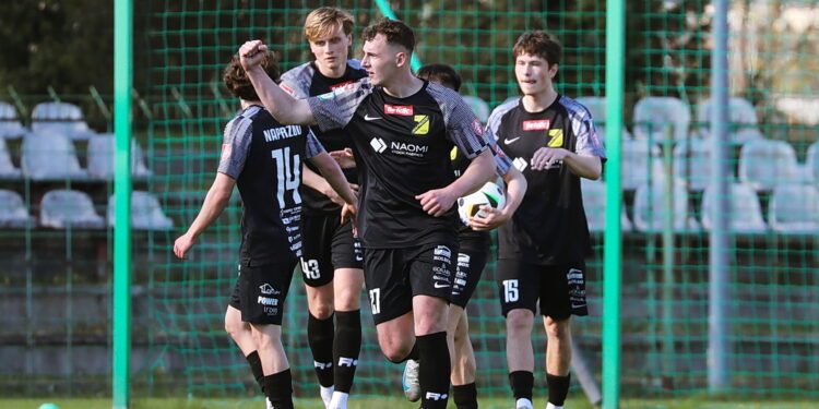 17.04.2026. Kielce. Mecz Betclic 3. Ligi: Korona Kielce II - Naprzód Jędrzejów / Fot. Wiktor Taszłow - Radio Kielce