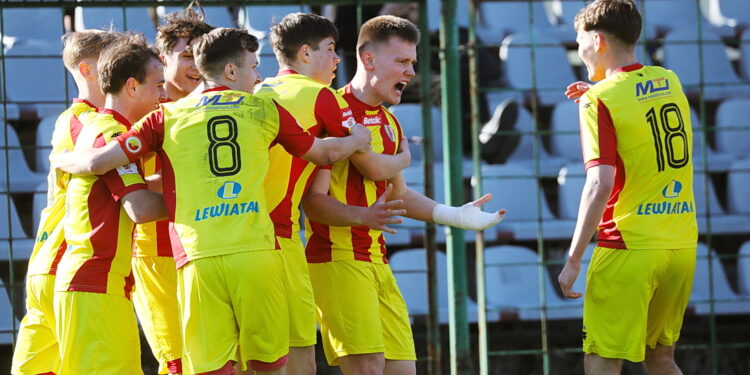 17.04.2026. Kielce. Mecz Betclic 3. Ligi: Korona Kielce II - Naprzód Jędrzejów / Fot. Wiktor Taszłow - Radio Kielce