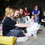 19.04.2026. Kielce. Muzeum Zabawek i Zabawy. Warsztaty dogoterapii / Fot. Wiktor Taszłow - Radio Kielce