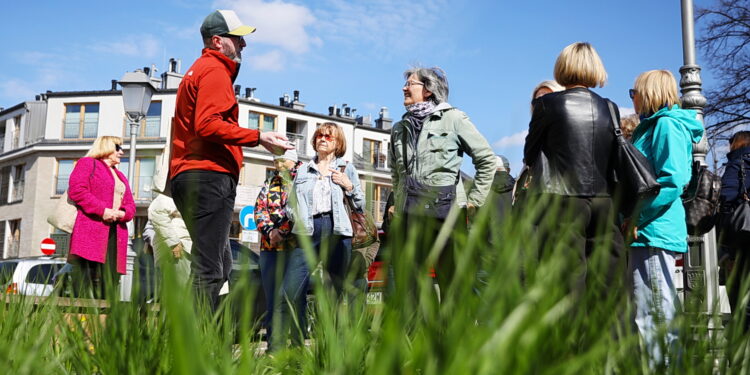 Podczas spaceru odkrywali tajemnice miasta