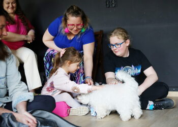 19.04.2026. Kielce. Muzeum Zabawek i Zabawy. Warsztaty dogoterapii / Fot. Wiktor Taszłow - Radio Kielce