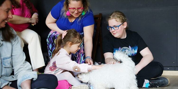19.04.2026. Kielce. Muzeum Zabawek i Zabawy. Warsztaty dogoterapii / Fot. Wiktor Taszłow - Radio Kielce